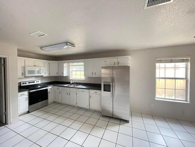 Building Photo - 2212 Peachwood Ct