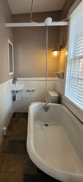 Bathroom - Original clawfoot bathtub/shower & Levolor blinds - 1215 Java Pl