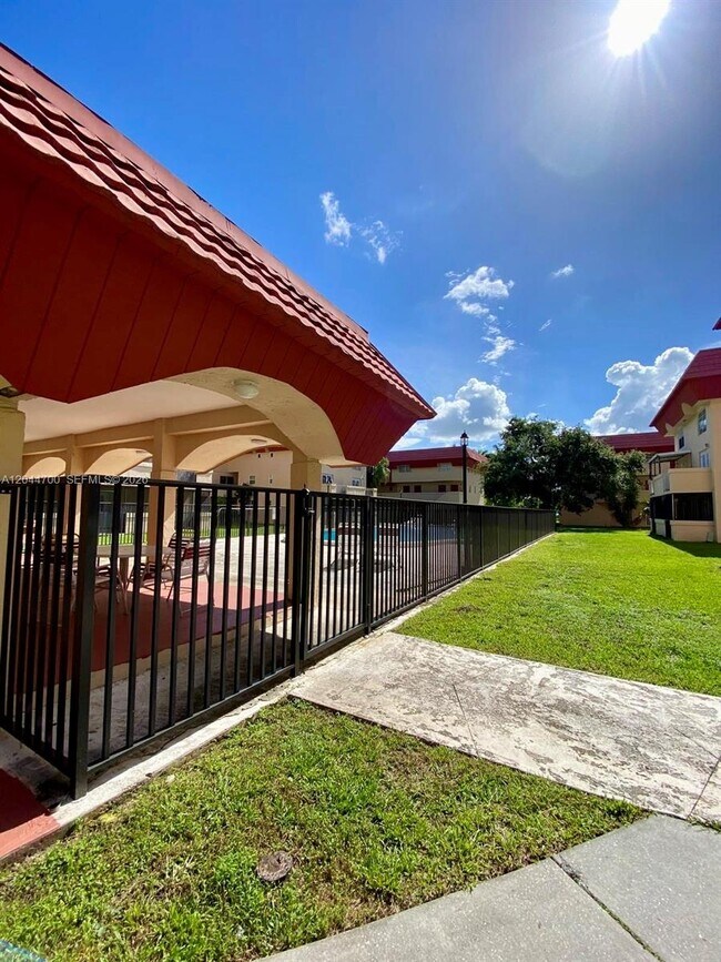 Building Photo - 10901 N Kendall Dr