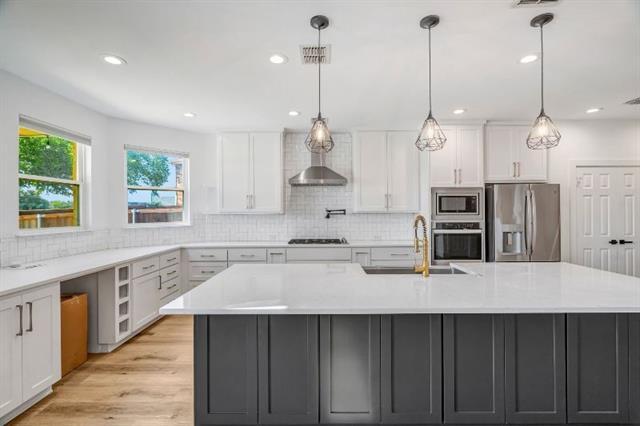 Building Photo - 3812 Lakeway Dr