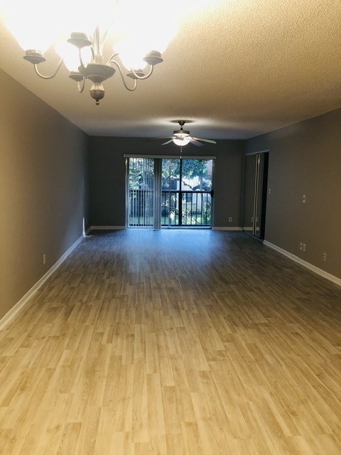 Space full Eating and sitting room - 2895 SW 22nd Ave