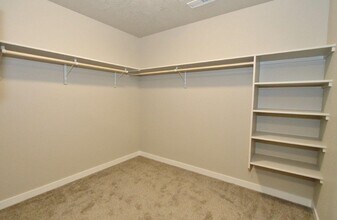 Building Photo - Spacious Home w/Open Floor-Plan