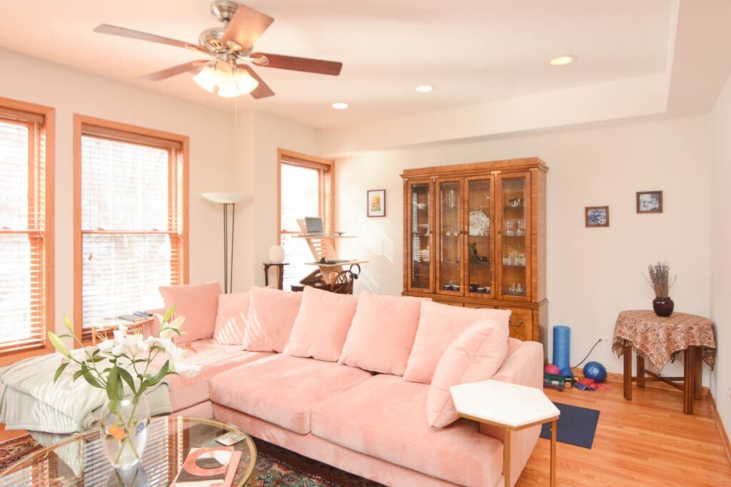 Building Photo - 934 W Leland Ave