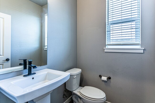Building Photo - Spacious 4 bed home in Cascade Vista Commu...