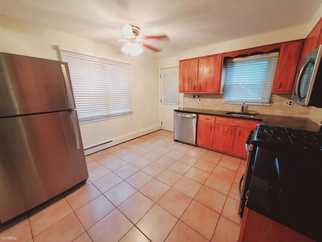 Building Photo - 2 br, 1 bath Condo - 17 Ponus Ave Unit 1