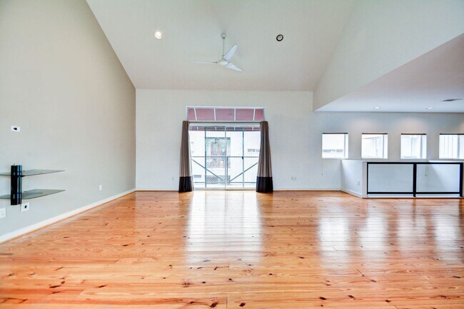 Building Photo - Open Floorplan 3-story Townhome in Midtown!