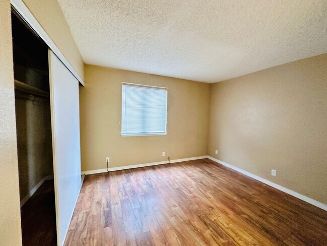 Building Photo - Downstairs 2-Bedroom Condo in Central Las ...