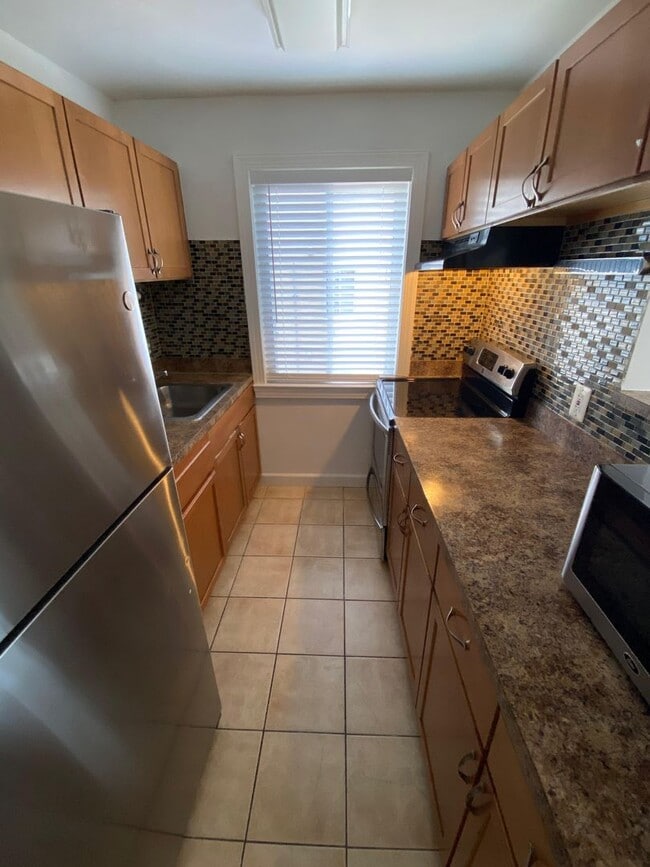 Building Photo - 2bd/1ba garden apartment; 706 sq.ft. $1400 plus util