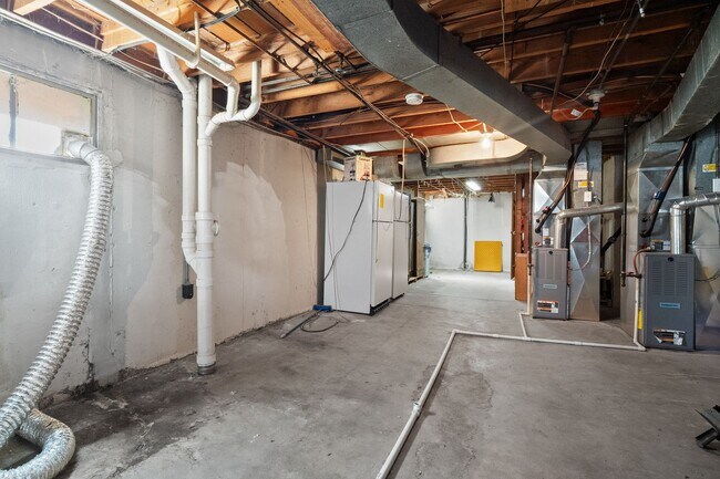 Building Photo - 7112-7114 Jamieson Ave