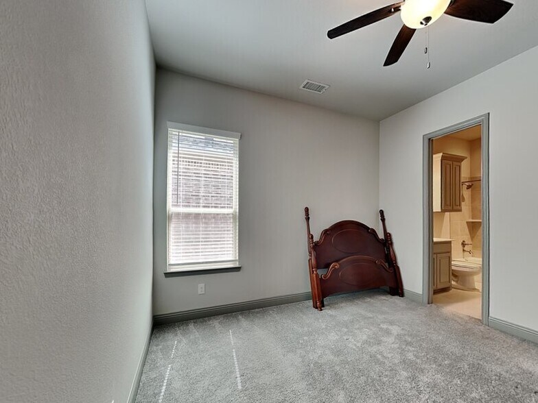 Building Photo - 614 Summer Oaks Dr