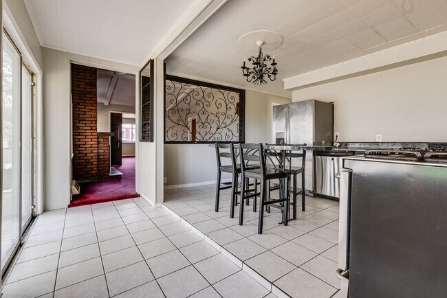 Building Photo - Available MAY 2026 - Beautiful, LARGE 4+ bedroom/2 bath GEM in South Side Slopes!