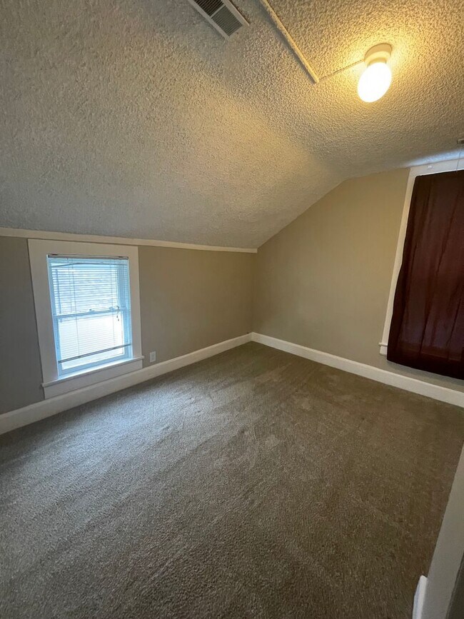 Building Photo - 818 N Corona St