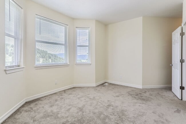 Building Photo - Beautifully maintained town-home in Centra...