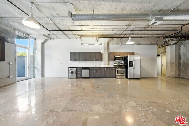 Building Photo - 825 East 4th St