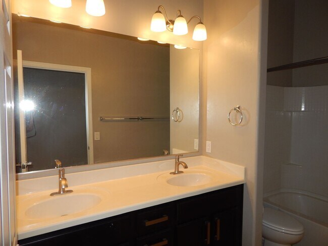 Building Photo - 3 bedrooms over 2200 Square Feet - Single ...