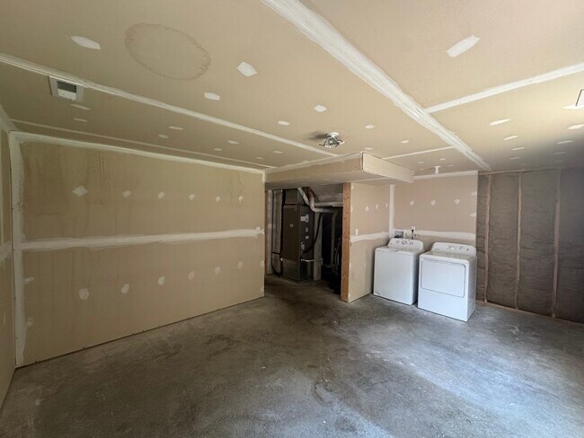 Building Photo - 65 Private Ct