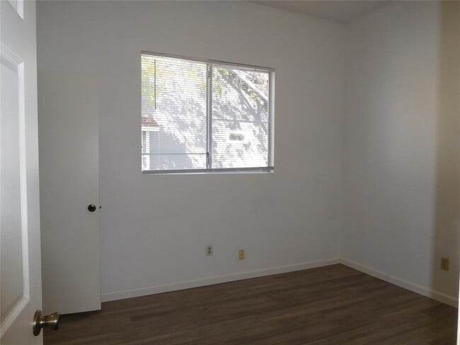 Building Photo - 2202 Quiet Wood Dr