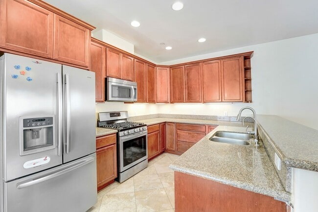 Building Photo - Spacious 3 Bedroom 2.5 Bath Available Now!