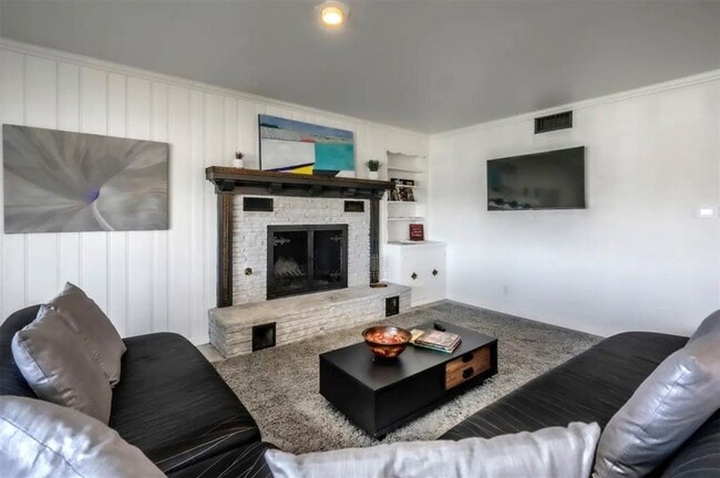 Building Photo - Fully Furnished Home in Putnam Heights + All Appliances