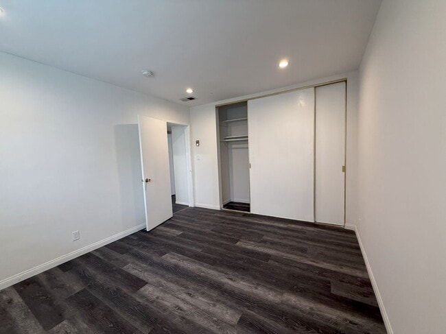 Building Photo - 525 Fischer, 1