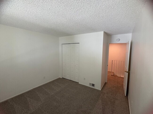 Building Photo - Townhouse condo Hillsdale Oaks