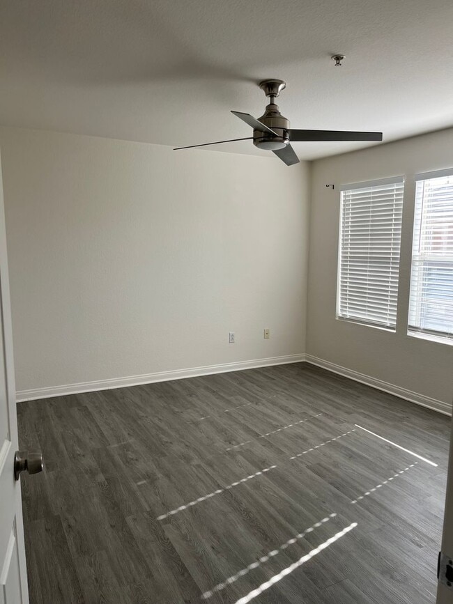 Building Photo - Lovely Townhome In The Spectrum Community For Lease