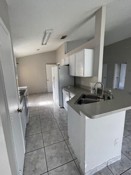 Building Photo - 1815 Wimbledon St