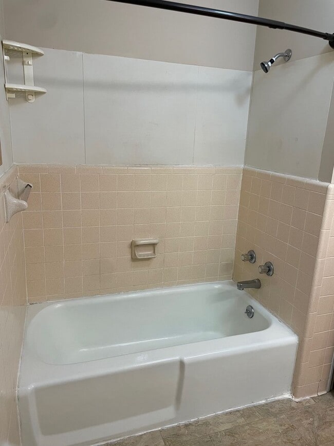 Building Photo - 2-3 BED, 1.5 BATH BRICK HOME