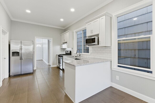 Building Photo - Bright & Modern 2BR Flat with Driveway Parking — Newly Renovated in Silver Terrace