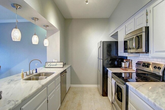 Building Photo - 15302 Bonasse Ct