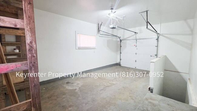 Building Photo - 4 bedroom 1.5 bath