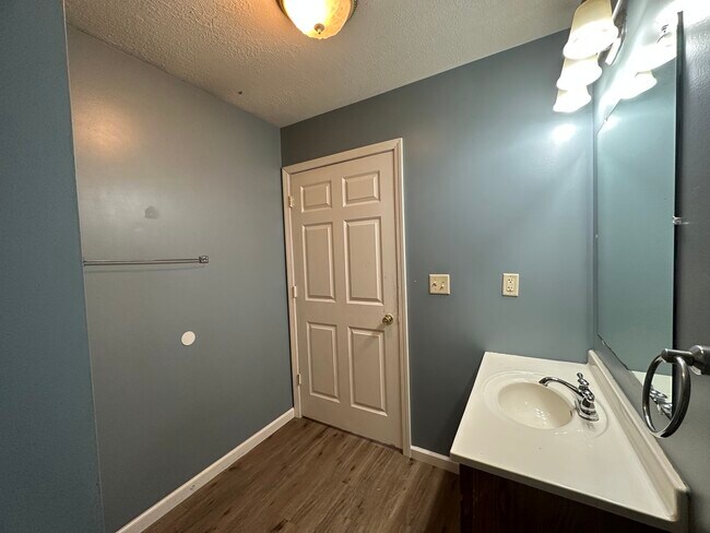 Building Photo - 104 W Davis St