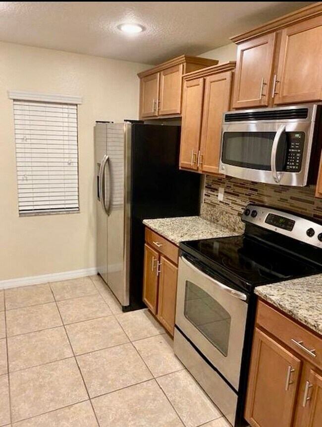Building Photo - 3 Bedroom 2.5 Bath Treviso Townhome minute...