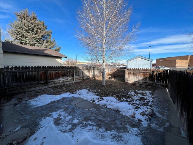 Building Photo - 3 Bedroom, 1.5 Bath Townhome W/ Attached S...