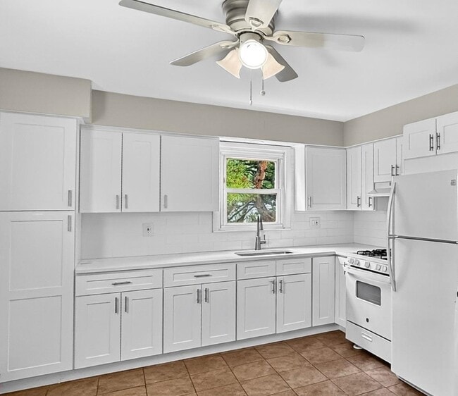 Building Photo - 985 SCHOPMAN Dr
