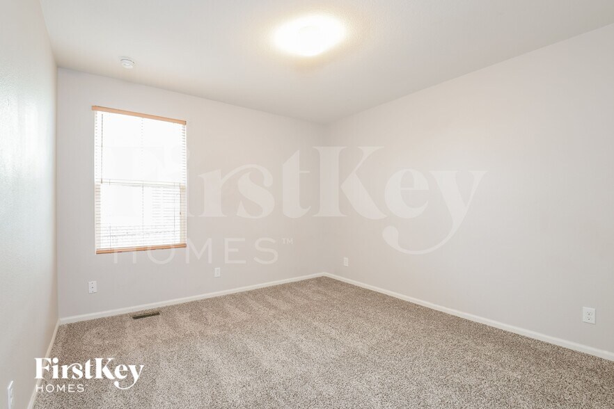 Building Photo - 800 Lonewolf Cir