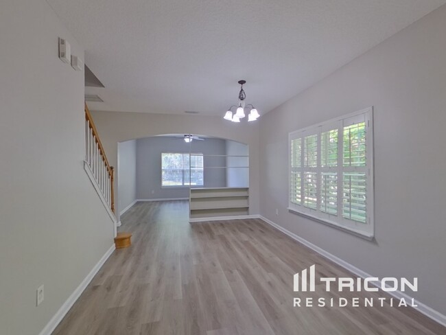 Building Photo - 582 Summer Breeze Dr N