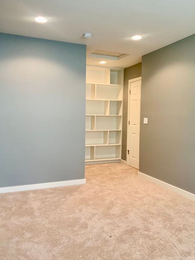 Building Photo - Madison Valley Home
