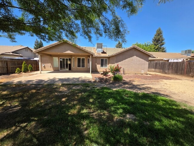 Building Photo - 4 bedroom 2 bathroom in NW Visalia!