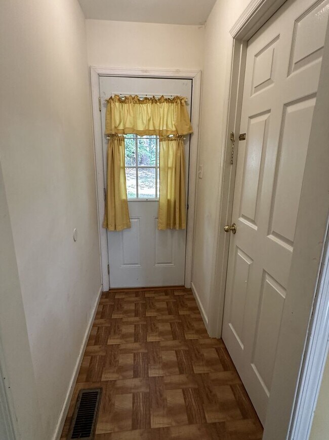 Building Photo - For Rent: Charming 4-Bedroom Colonial in C...