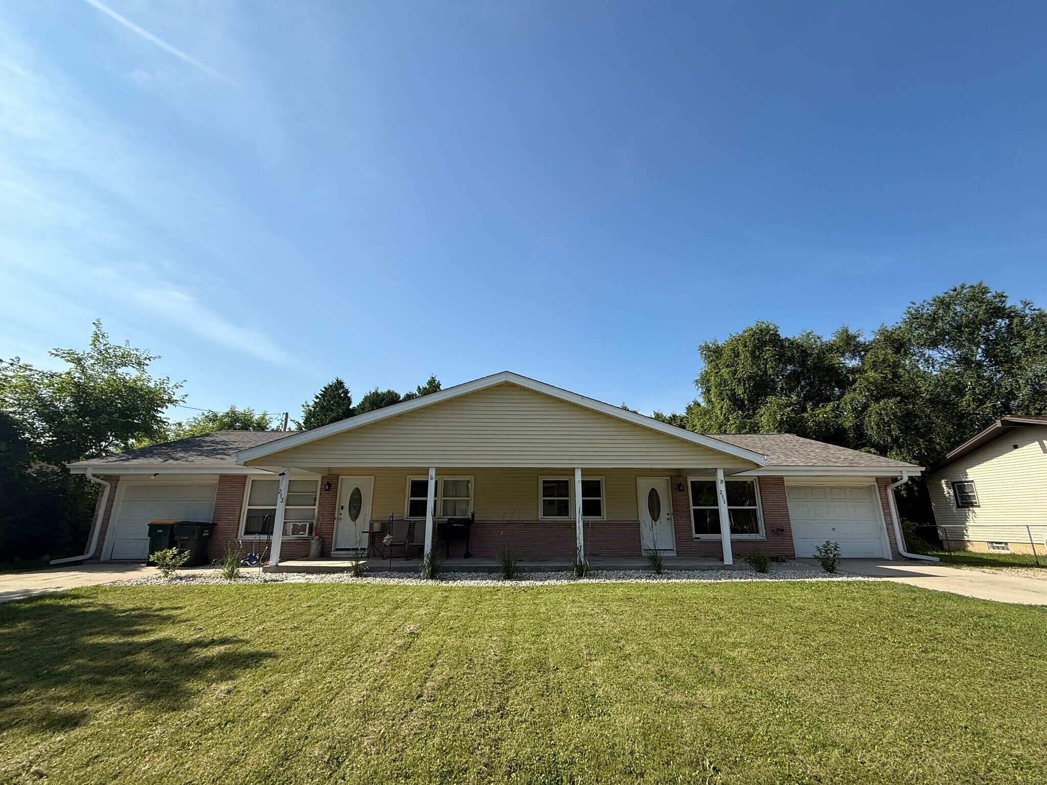 Building Photo - 211 E Paradise Dr