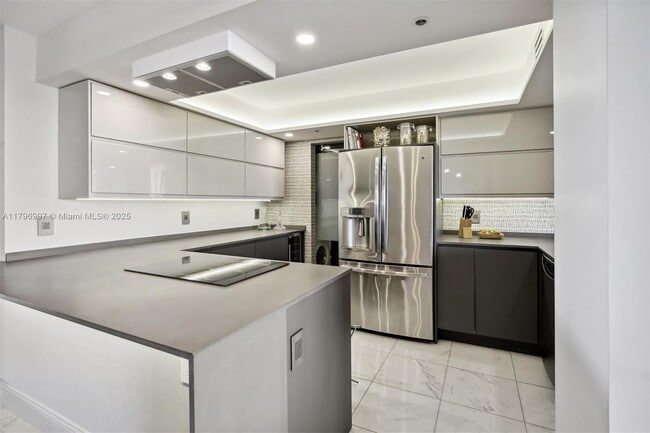 Building Photo - 2843 S Bayshore Dr