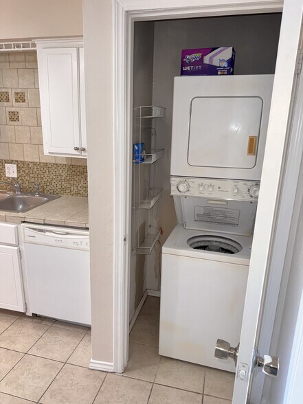 Washer Dryer - 1713 E Lindsey St
