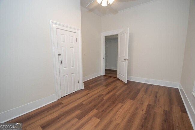 Building Photo - Will not last! Walk to the square in Newna...