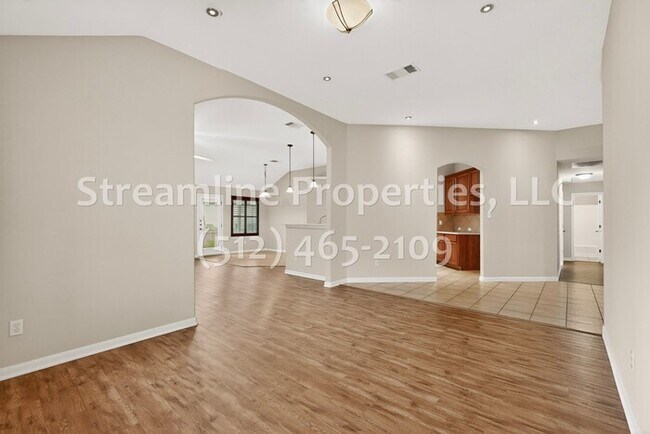 Building Photo - Spacious 4 Bedroom, 2 Bath - Open Layout!