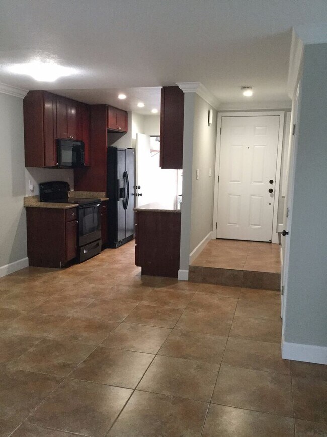 Building Photo - 2 Bedroom / 1 Bathroom Townhome in Bay Point
