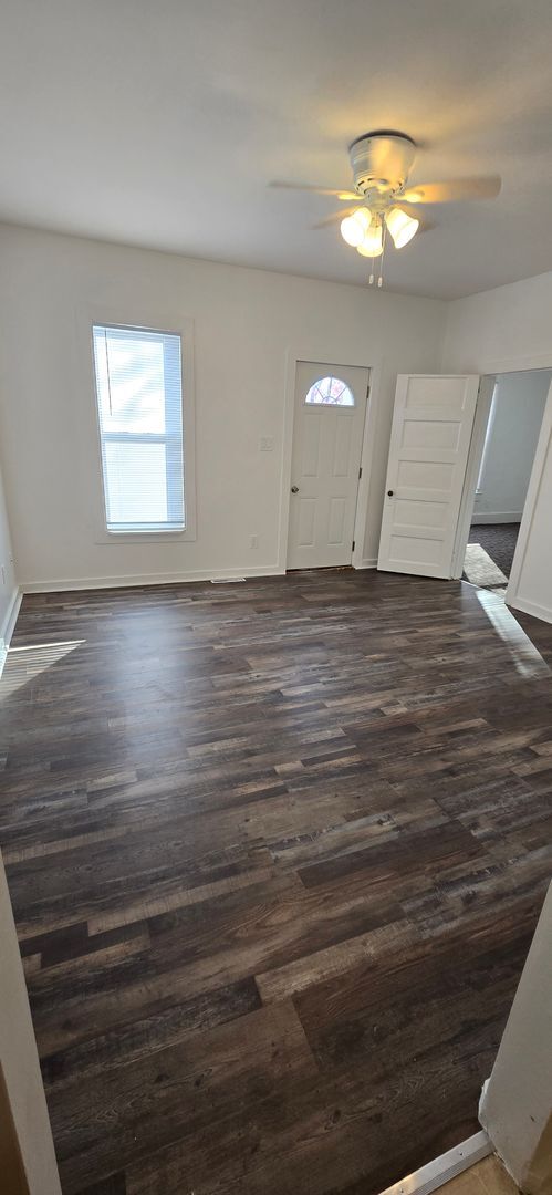Building Photo - Remodeled 2 bedroom with Garage & small fe...
