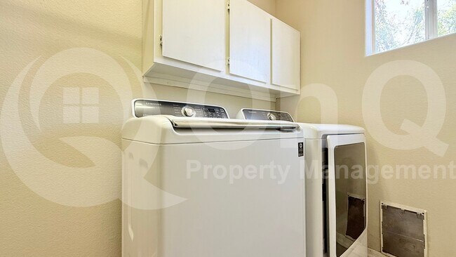 Building Photo - 822 W Earll Dr