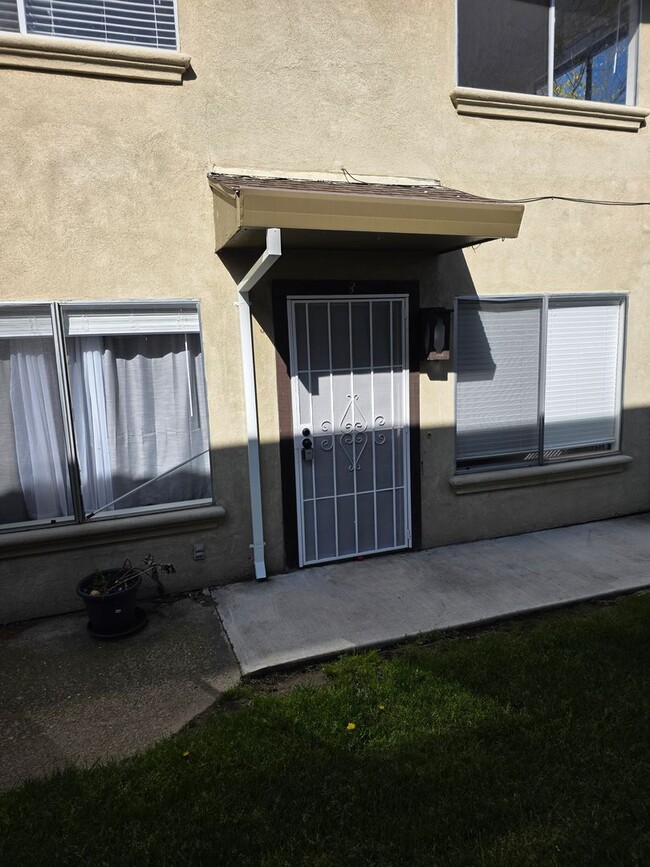 Building Photo - Updated 2 Bedroom, 1.5 Bath Townhouse-Styl...