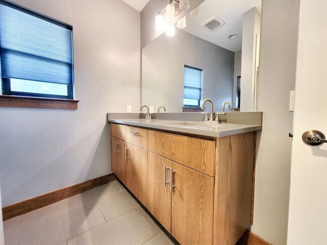 Building Photo - 325 Southwind Rd